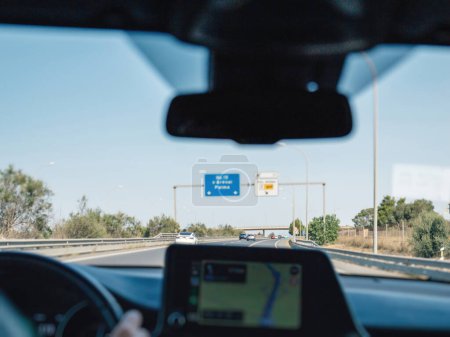 Foto de La lente de desplazamiento se centra en el interior del coche y la perspectiva sobre la autopista española en Palma de Mallorca, España - Imagen libre de derechos