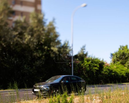 Téléchargez les photos : Majorque, Espagne - 27 juin 2023 : Une scène de mouvement sur Av. de Gabriel Roca avec un VUS Peugeot de luxe noir à conduite rapide en action - en image libre de droit