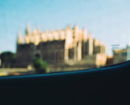 Foto de Fotografía borrosa captada desde el interior de un coche conductor, con lente basculante para resaltar la lejana Catedral-Basílica de Santa María en Palma de Mallorca, Mallorca, España. - Imagen libre de derechos