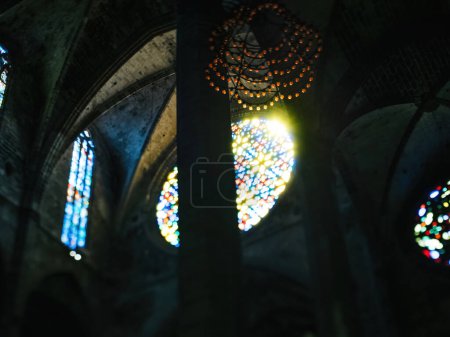 Téléchargez les photos : Un grand vitrail captivant à l'intérieur de la cathédrale de Palma de Majorque à Majorque, Espagne. - en image libre de droit