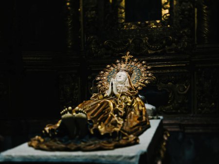 Téléchargez les photos : Gros plan sur le visage serein de la statue de Marie endormie en prière à l'intérieur de la Basilique Catedral de Santa Maria de Mallorca, capturant l'essence de sa dévotion - en image libre de droit
