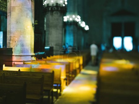 Téléchargez les photos : Une lentille basculante capture une image floue des bancs devant la Catedral-Baslica de Santa Maria à Palma, Majorque, Espagne - lentille basculante utilisée - en image libre de droit