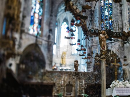 Foto de Entra en Palma de Mallorcas Catedral-Basílica de Santa María y contempla la impresionante belleza de sus vidrieras tomadas con lente basculante y múltiples decoraciones - Imagen libre de derechos