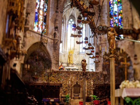 Téléchargez les photos : Une église vibrante à Palma de Majorque, Espagne, ornée de nombreux vitraux, capturée avec un verre basculant. - en image libre de droit
