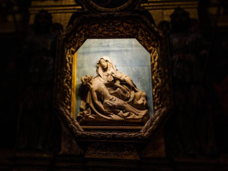 Téléchargez les photos : Statue d'une Sainte Maria tenant tendrement Jésus à la Catedral-Baslica de Santa Maria à Palma de Majorque. - en image libre de droit