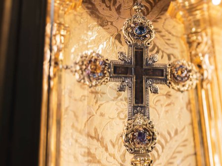 Téléchargez les photos : Une croix accrochée à un mur à l'intérieur de la Catedral-Baslica de Santa Mara à Palma de Majorque, Espagne. - en image libre de droit