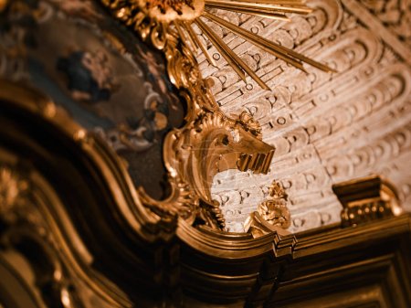 Téléchargez les photos : Un regard détaillé sur l'exquis autel en bois et le plafond en bois incrusté à l'intérieur de la basilique Catedral de Santa Maria de Mallorca, mettant en valeur l'artisanat magistral. - en image libre de droit