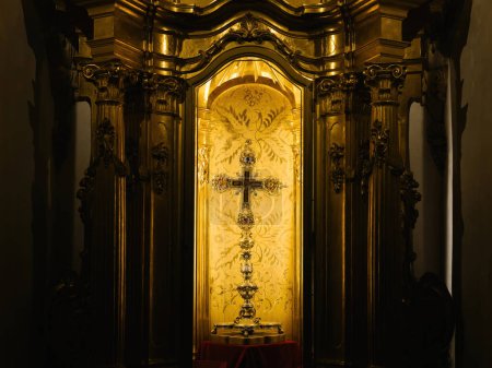 Téléchargez les photos : Une magnifique croix d'or suspendue dans la Catedral-Basilique de Santa Maria de Mallorca, rayonnant d'élégance divine - en image libre de droit