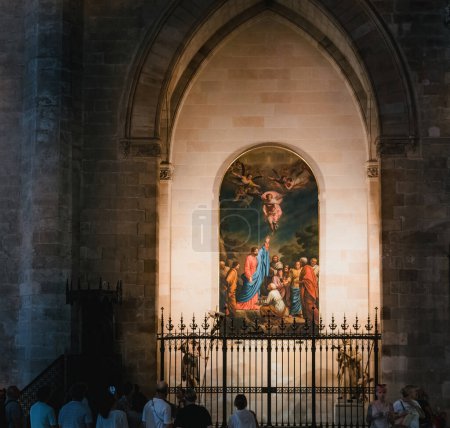 Téléchargez les photos : Majorque, Espagne - 27 juin 2023 : Un groupe de personnes se tient devant une icône de peinture à Catedral-Baslica de Santa Maria à Majorque, Palma de Majorque, Espagne, capturée avec une lentille basculante. - en image libre de droit