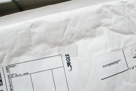 Téléchargez les photos : Brême, Allemagne - 28 déc. 2023 : Une enveloppe affichant le logo GLS et le texte Europriority Pack, représentant un service de livraison postale - en image libre de droit