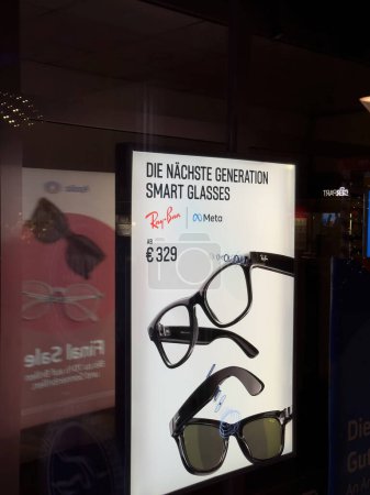 Téléchargez les photos : L'intérieur d'un magasin d'opticiens en Allemagne est orné de publicités pour les nouvelles lunettes Ray-Ban Meta Smart, disponibles à partir de 329 euros, présentant les dernières technologies de lunettes - en image libre de droit