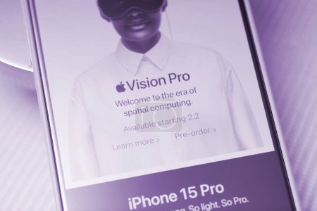 Foto de California, Estados Unidos - 21 de enero de 2024: Una colorida pantalla del nuevo iPhone muestra un mensaje sobre la próxima era de Visión Pro a partir del 2 de febrero, con opciones para obtener más información y realizar un pedido anticipado en Apple - Imagen libre de derechos