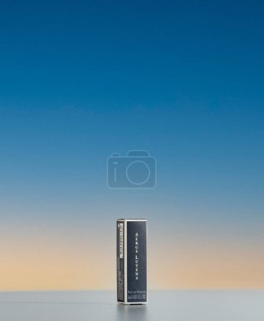 Foto de París, Francia - 30 de julio de 2017: Serge Lutens eau de parfum sample package against gradient background - Imagen libre de derechos