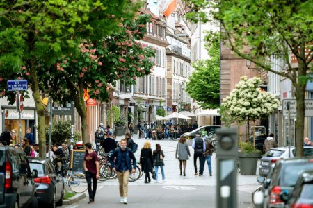 Foto de Estrasburgo, Francia - 20 de mayo de 2021: Vista al centro de la ciudad con personas caminando mientras los restaurantes reabren después de dos meses de brote nacional de coronavirus - Imagen libre de derechos