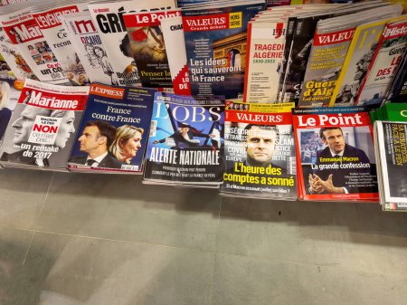 Téléchargez les photos : Paris, France - 17 avril 2022 : Gros plan kiosque de presse le dernier numéro de Mariage avec Macron Le Pen no, ce n'est pas un remake du titre 2017 - en image libre de droit