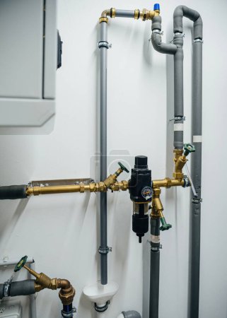 Foto de Un sistema de filtración de agua para el hogar meticulosamente instalado, con tuberías y medidores, que garantiza un uso limpio y seguro del agua. - Imagen libre de derechos