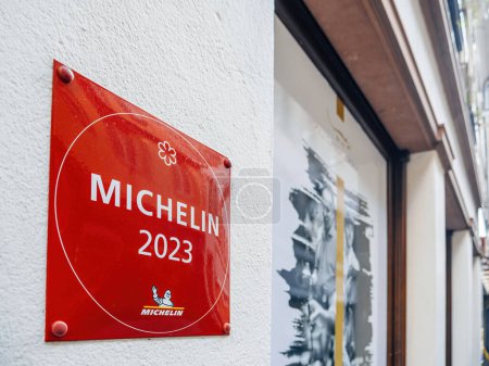 Foto de Estrasburgo, Francia - 2 de julio de 2023: Una muestra orgullosa de un premio Michelin 2023, que significa excelencia culinaria distinguida en un establecimiento de buena reputación. - Imagen libre de derechos
