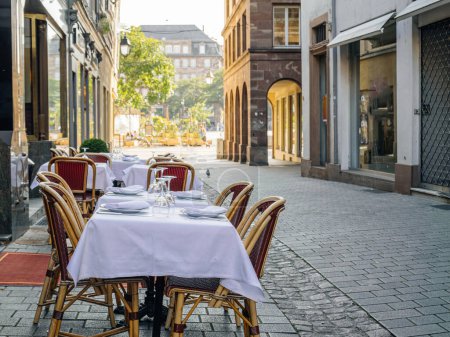 Foto de Disfrute de una excelente cena en una terraza de restaurante de lujo en Estrasburgo, perfectamente diseñada para una elegante comida al aire libre - Imagen libre de derechos