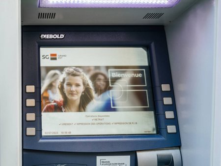 Foto de Estrasburgo, Francia - 2 de julio de 2023: Un cajero automático de Societe Generale Diebold en Francia muestra un mensaje de bienvenida que simboliza el servicio al cliente en la era de la banca digital - Imagen libre de derechos