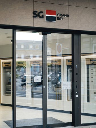 Foto de Estrasburgo, Francia - 2 de julio de 2023: Societe Generale bank en Francia presenta su nueva identidad de marca, con una puerta de vidrio rota después de las protestas, mientras ofrece múltiples cajeros automáticos dentro para el cliente - Imagen libre de derechos