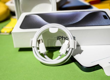 Foto de Londres, Reino Unido - 28 de septiembre de 2023: Durante el unboxing del Apple Computers iPhone 15 Pro Max, un cable de carga USB-C trenzado toma el centro del escenario como el objeto héroe. - Imagen libre de derechos