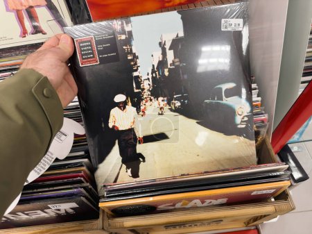 Foto de Berlín, Alemania - 18 de enero de 2024: Una gran toma de una mano masculina comprando el icónico álbum de vinilo Buena Vista Social Club LP en una tienda de música. - Imagen libre de derechos