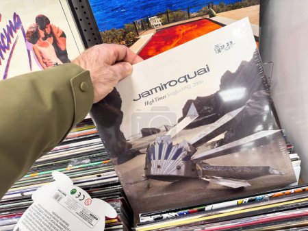 Foto de Berlín, Alemania - Jan 18, 2024: Una gran toma de una mano masculina dedicada a las compras, la compra de la Jamiroquai High Times vinilo LP en una tienda de música - Imagen libre de derechos