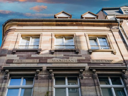 Foto de Tribu Des Marchands inscripción en la fachada de arquitectura clásica de un edificio histórico. - Imagen libre de derechos