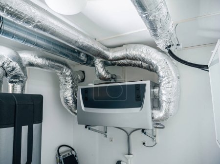 Téléchargez les photos : Système de chauffage, ventilation et climatisation contemporains avec unité de contrôle moderne. - en image libre de droit