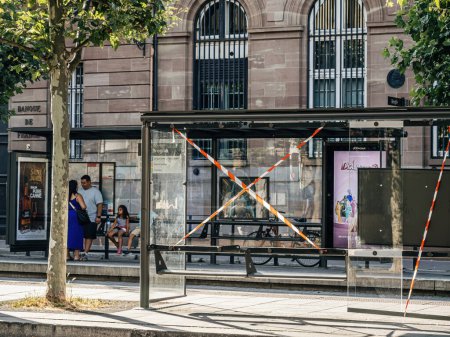 Foto de Estrasburgo, Francia - 2 de julio de 2023: Un refugio de parada de autobús cerrado con marcas tachadas en vidrio en una calle de la ciudad - daños de protesta - Imagen libre de derechos