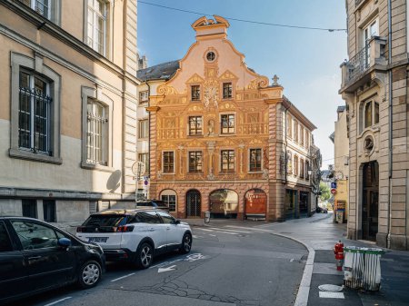 Foto de Estrasburgo, Francia - 2 de julio de 2023: Elaboración de un edificio histórico con fachada adornada en una esquina de la calle de la ciudad a la luz del sol - Christian Café - Imagen libre de derechos