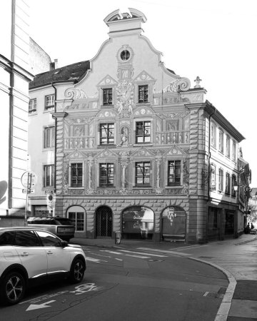 Foto de Estrasburgo, Francia - 2 de julio de 2023: Fotografía en blanco y negro que captura la intrincada fachada de un edificio histórico. - Imagen libre de derechos