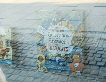 Téléchargez les photos : Strasbourg, France - 2 juil. 2023 : Un livre éducatif pour enfants sur les réfugiés exposé dans une librairie - Questions sur les réfugiés - en image libre de droit