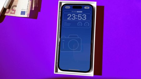 Foto de Estrasburgo, Francia - 23 de octubre de 2023: Cartón del iPhone 15 Pro Max unboxing, destacando su pantalla siempre en pantalla para una experiencia tecnológica atractiva - fondo violeta - Imagen libre de derechos