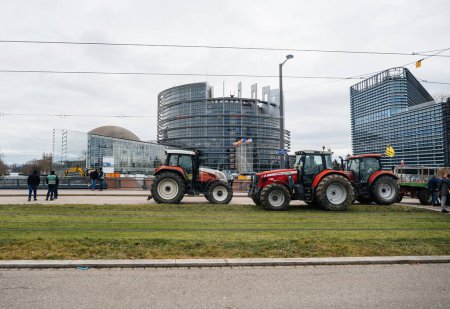 Téléchargez les photos : Strasbourg, France - 6 février 2024 : Les manifestants bloquent le tramway et la rue, font obstruction à l'entrée du Parlement européen, protestent contre les normes alimentaires et les OGM - en image libre de droit