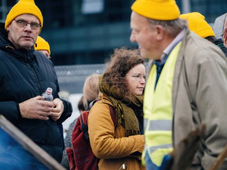 Téléchargez les photos : Strasbourg, France - 6 février 2024 : Un groupe de manifestants avec des tracteurs bloque l'entrée du Parlement européen, protestant contre les importations de denrées alimentaires de moindre qualité et de nouveaux OGM - en image libre de droit