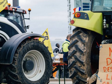 Téléchargez les photos : Strasbourg, France - 6 février 2024 : Des manifestants avec des tracteurs bloquent l'entrée du Parlement européen, manifestant contre les aliments importés avec des normes plus basses et de nouveaux OGM - en image libre de droit