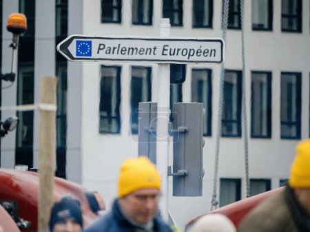 Foto de Estrasburgo, Francia - 6 de febrero de 2024: Señalización en la calle en el Parlamento Europeo mientras manifestantes con tractores bloquean la entrada, protestan contra alimentos importados con estándares más bajos y nuevos OMG - Imagen libre de derechos