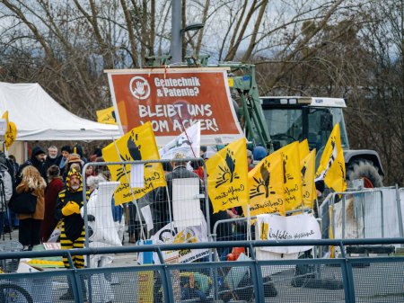 Foto de Estrasburgo, Francia - 6 de febrero de 2024: Una gran multitud de manifestantes con tractores bloquean la entrada al Parlamento Europeo, protestando contra los alimentos importados con normas más bajas y nuevos OMG - Imagen libre de derechos