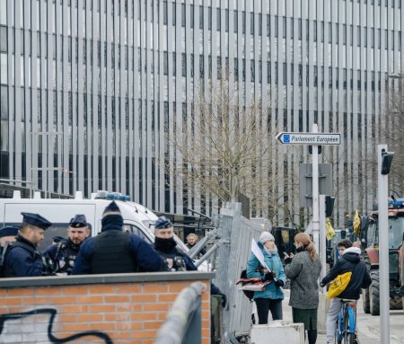 Téléchargez les photos : Strasbourg, France - 6 février 2024 : Des policiers et des manifestants du tracteur s'affrontent à l'entrée du Parlement européen au milieu d'une manifestation contre les normes alimentaires importées et les nouveaux OGM. - en image libre de droit