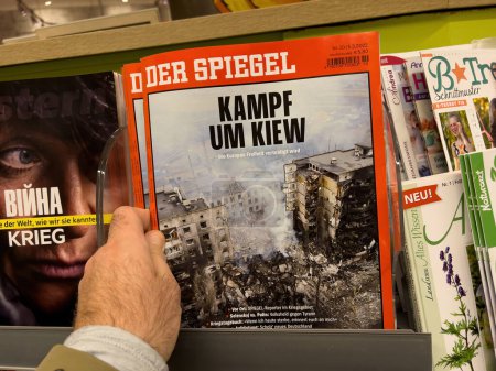 Foto de Fráncfort del Meno, Alemania - 5 de marzo de 2022: El gran hombre sostiene a mano el periódico Der Spiegel en un quiosco de prensa con el título - Figth for Kiev trsnalted as Kampf um Kiew - Rusia comenzó una guerra en Ucrania - Imagen libre de derechos
