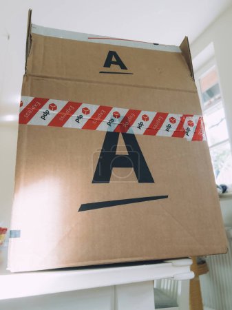 Foto de París, Francia - Sep 12, 2022: Big Una carta en el paquete de cartón de Amway con cinta adhesiva DPD alrededor del cartón - Imagen libre de derechos