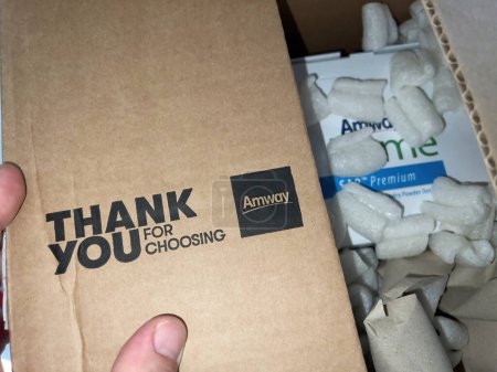 Téléchargez les photos : Paris, France - Sep 12, 2022: Thank you for choosing Amway text on the cardboard package during unboxing unpacking of detergents home products - en image libre de droit