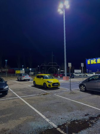 Téléchargez les photos : Paris, France - Dec 23, 2023 : Un parking rempli de diverses voitures garées de manière ordonnée IKEA parking - - en image libre de droit