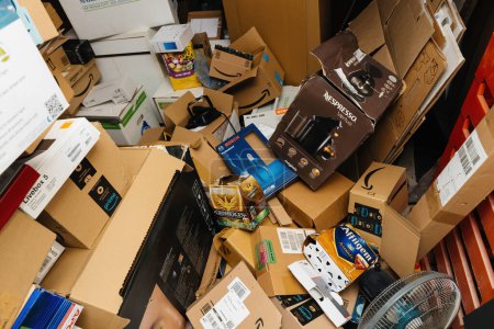 Foto de Bremen, Alemania Dec 10, 2023: escena desordenada desde arriba mientras varios paquetes de cartón ensucian el piso de un garaje desordenado, reflejando una escena de desorganización y la necesidad de ordenar. - Imagen libre de derechos