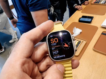 Foto de París, Francia - 23-sep-2022: Examinando la aplicación de brújula en el nuevo Apple Watch Ultra de titanio en el Apple Store en su primer día, diseñado para actividades extremas - Imagen libre de derechos