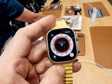 Foto de París, Francia - 23-sep-2022: Explorando la característica de la brújula en el nuevo Apple Watch Ultra de titanio en el Apple Store en su primer día de venta, diseñado para actividades extremas - Imagen libre de derechos