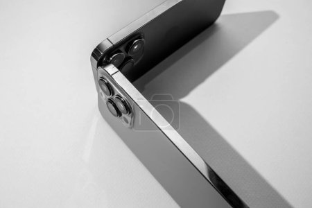 Téléchargez les photos : Deux smartphones équipés de triple caméras chacun, sur un fond gris élégant. - en image libre de droit