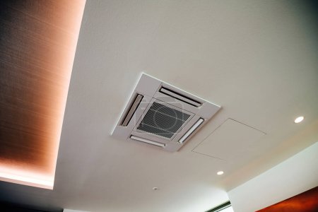 Foto de Eady para el verano y temporadas cálidas con un acondicionador de aire acondicionado de techo de oficina, asegurando un ambiente cómodo y productivo para todos los ocupantes. - Imagen libre de derechos
