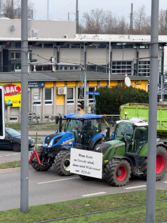 Foto de Kehl, Francia - 9 de enero de 2024: Audi car navega a través de la interrupción causada por los actores que cierran carreteras en la ciudad de Kehl, protestando contra las políticas agrícolas más ecológicas. - Imagen libre de derechos